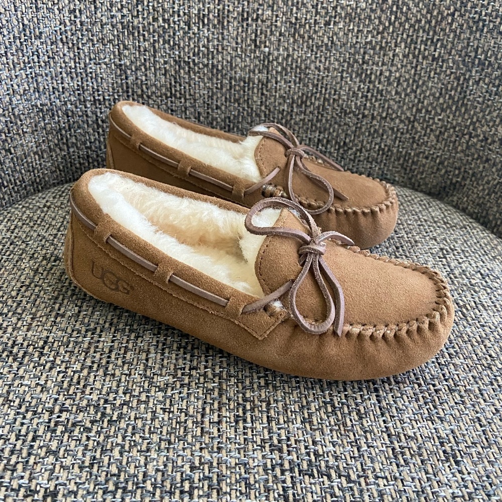 UGG Australia kids Dakota moccasin slippers size 1 chestnut suede wool lining